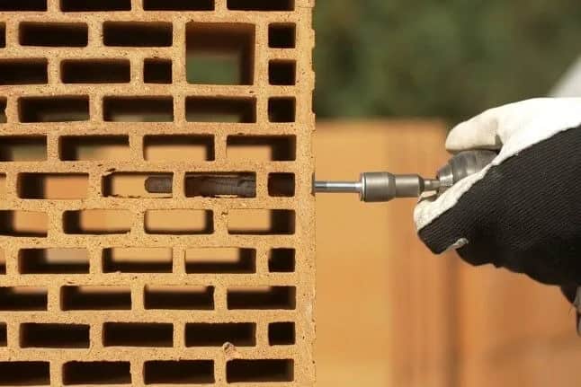 Kotwa do Porothermu: Jak mocować bez udaru? Poradnik