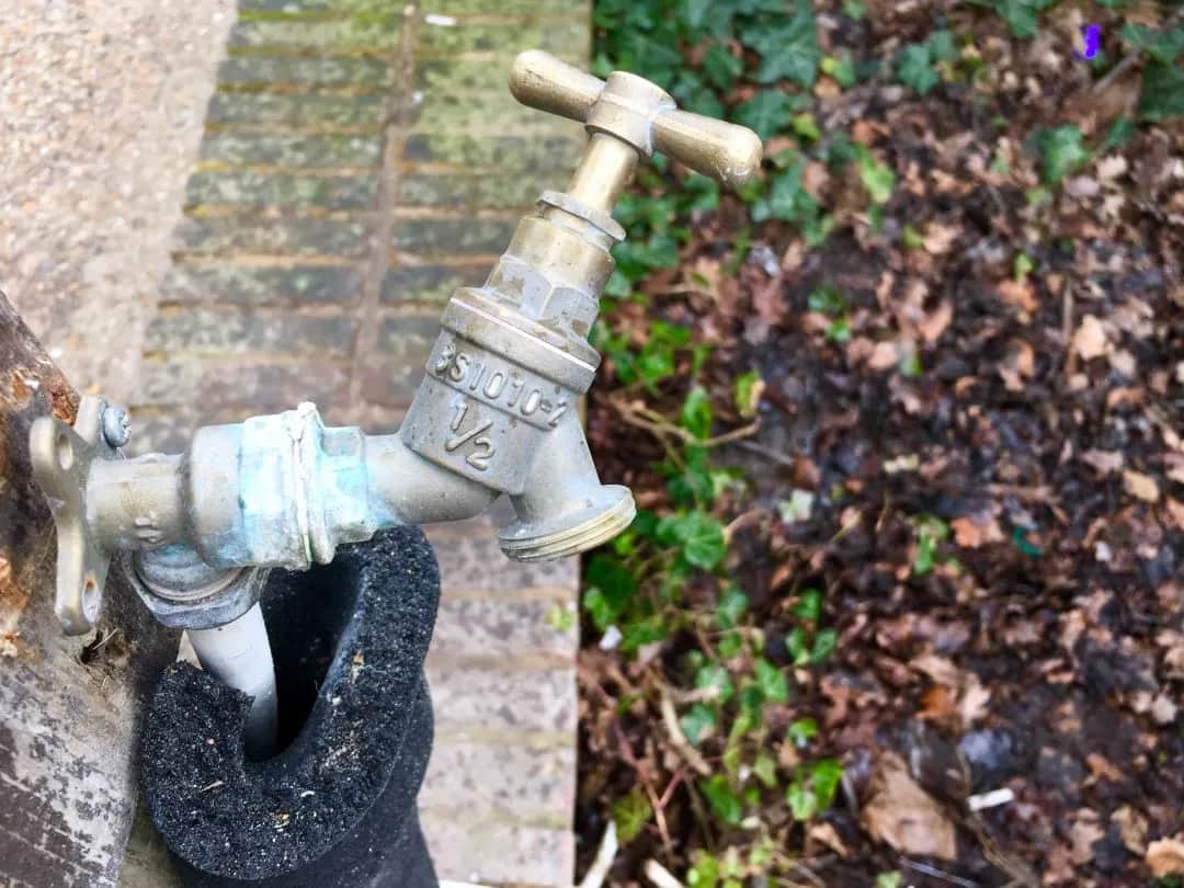 Jak zabezpieczyć kran przed mrozem? Uniknij kosztownych awarii!