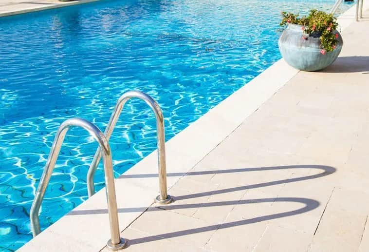 Koszty budowy basenu w domu: Ile naprawdę kosztuje Twoje marzenie?