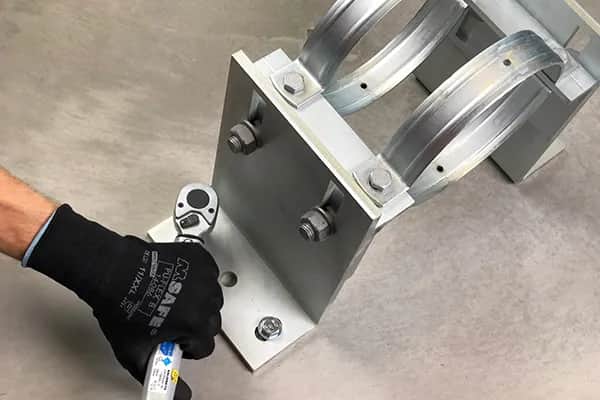 Kotwy do krokwi: Wybierz i zamontuj jak ekspert uniknij błędów!